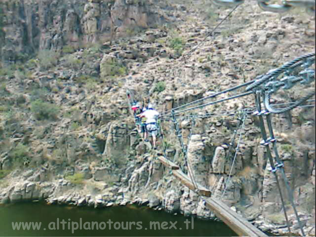 Cruzando los Puentes Colgantes. (C) Altiplano Tours Ags. DÍ NO A LA POSADERÍA.