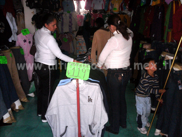 De compras entre los más de 2,500 locales comerciales de ropa de Villa Hidalgo, Jal. (C) JJEO. DÍ NO A LA POSADERÍA (Plagio Posada).