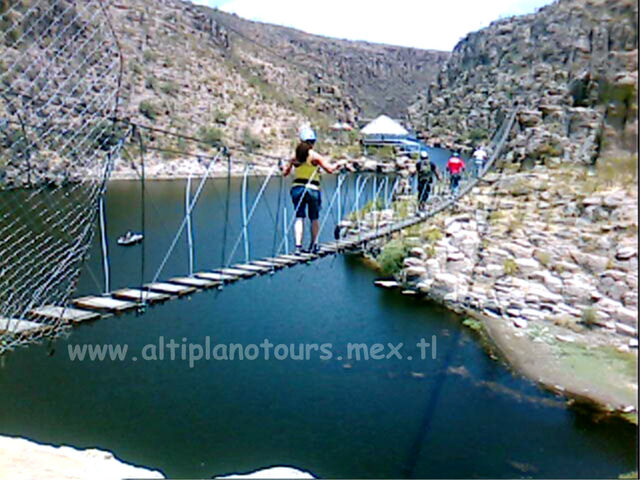 Cruzando los Puentes Colgantes. (C) Altiplano Tours Ags. DÍ NO A LA POSADERÍA.